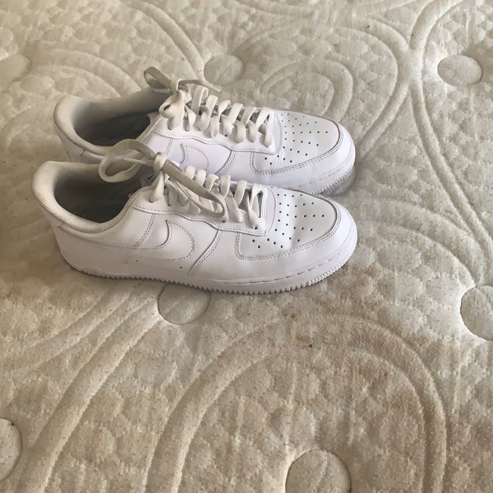 The size is 10 and the color is white